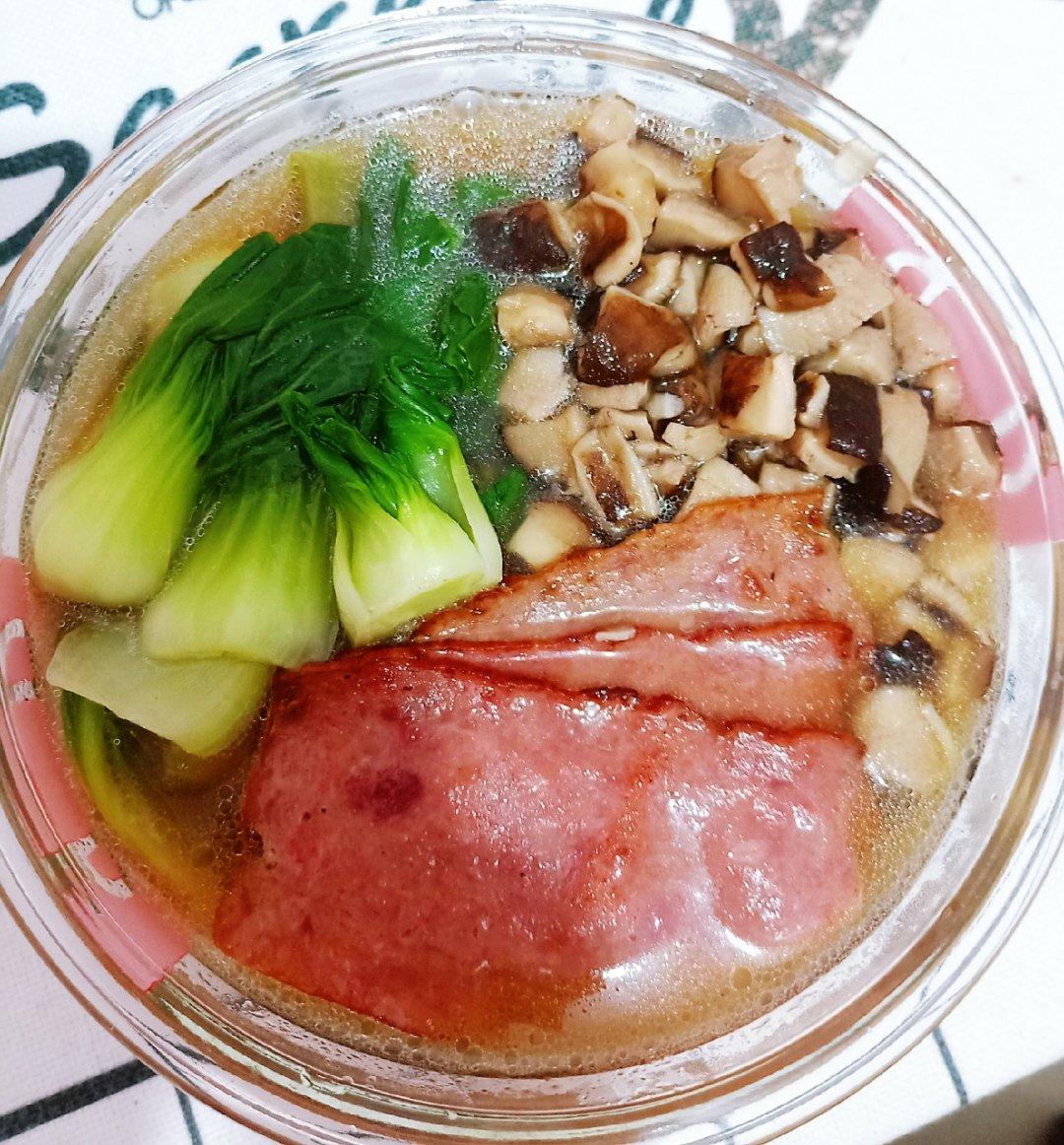 菌汤面条 看得见的香菇 尝得到的鲜美 这才是真正的菌汤