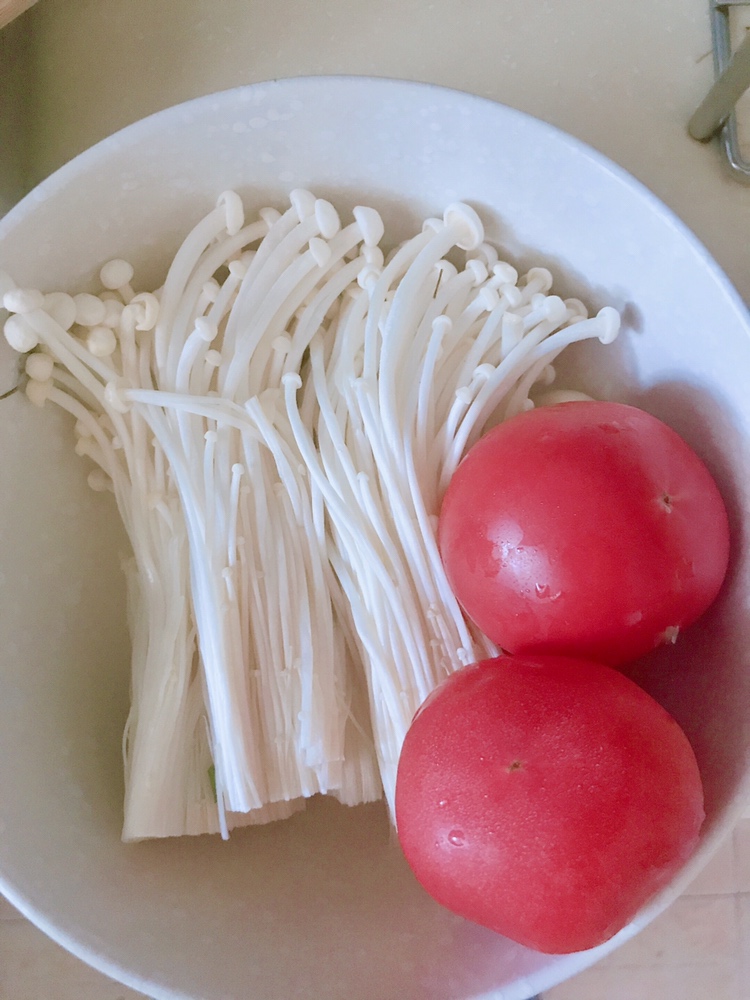 西红柿金针菇汤，超级鲜的做法 步骤1