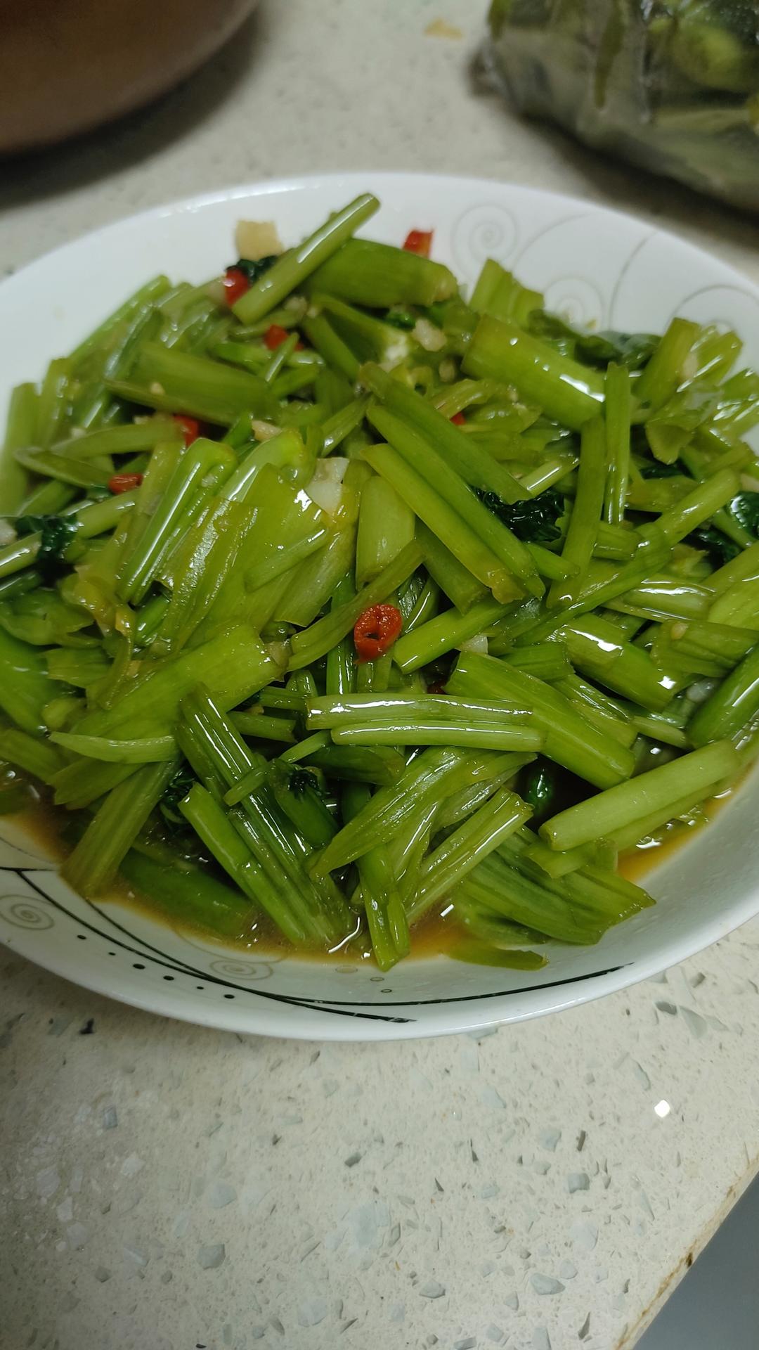 夏天连吃三大碗饭的秘密武器：酸辣空心菜梗