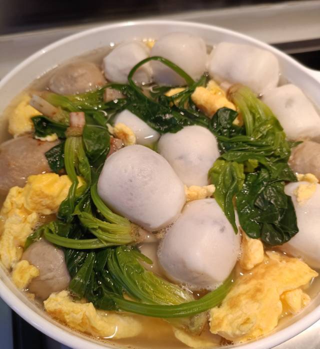 简单易学，清淡好喝～鱼丸鸡蛋菠菜汤