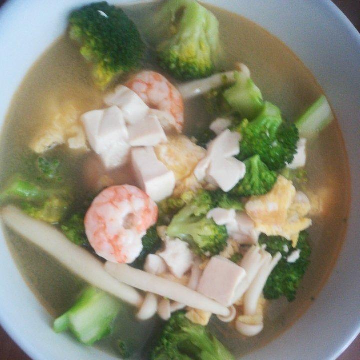 豆腐鲜虾菇菌汤