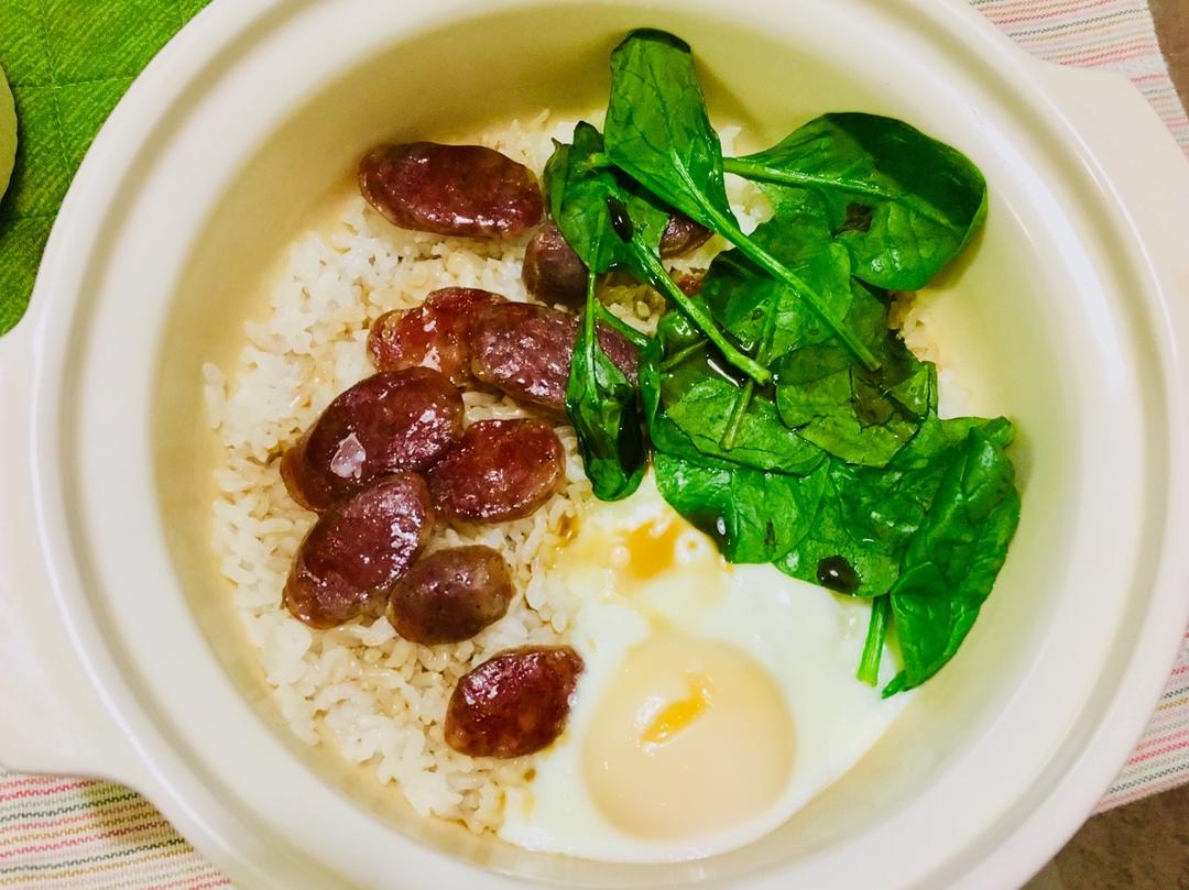 广式腊味煲仔饭