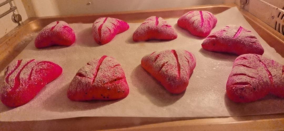 火龙果芋泥欧包