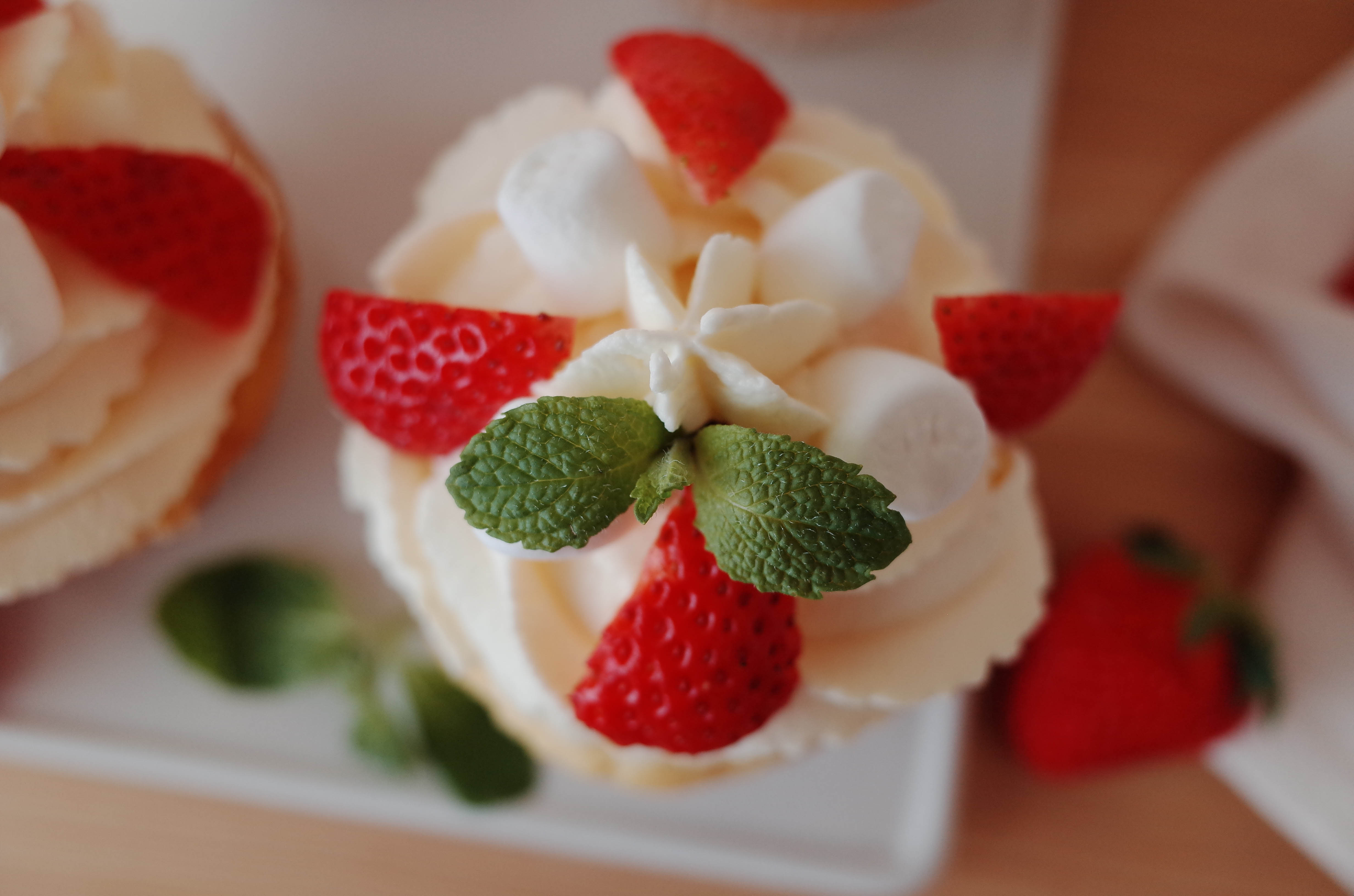 草莓三重奏杯子蛋糕