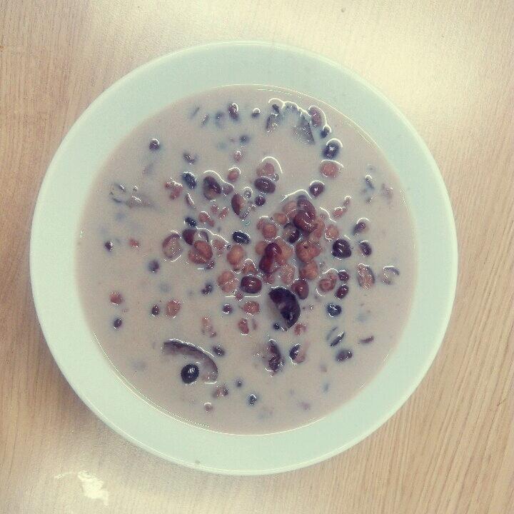 红枣红豆薏仁牛奶粥