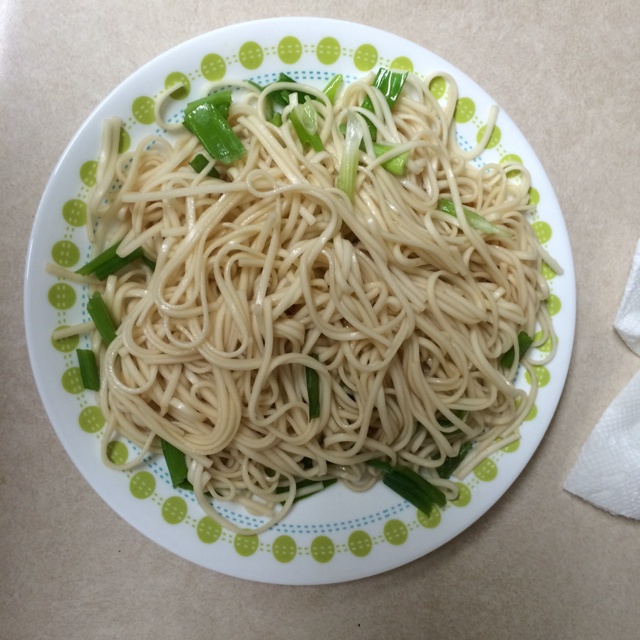 葱爆面—就是汪涵在天天向上里面做的那个啦