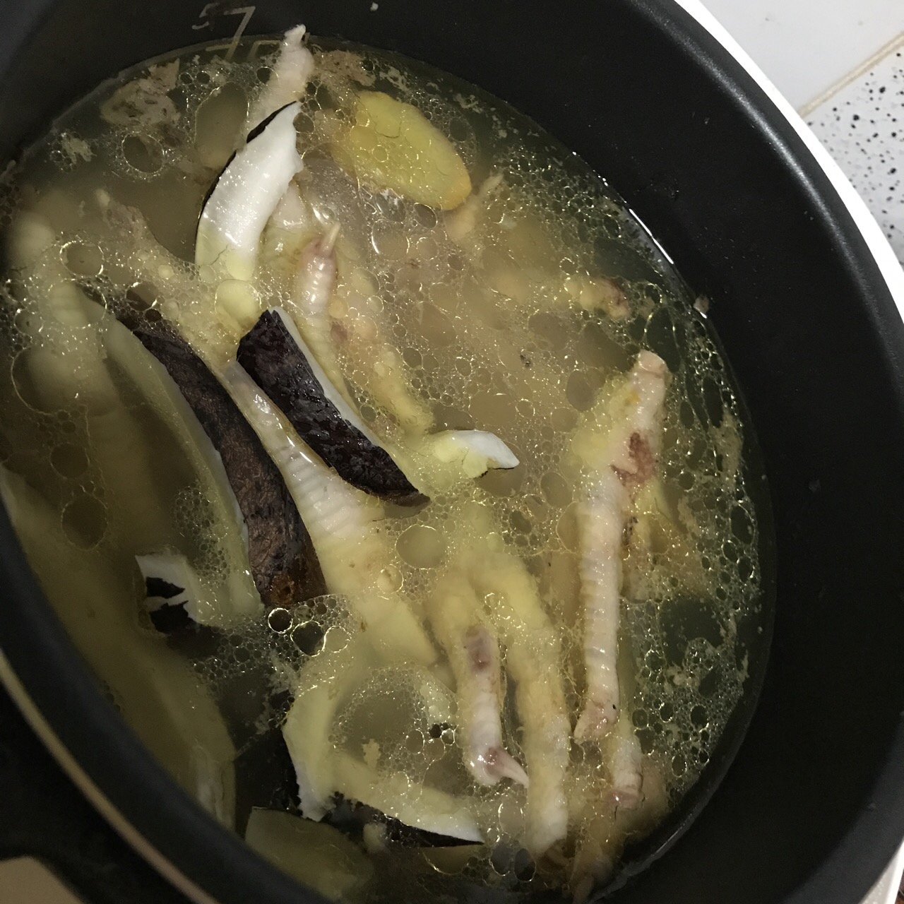 骨汤+菜（油汤变白汤）的做法 步骤1