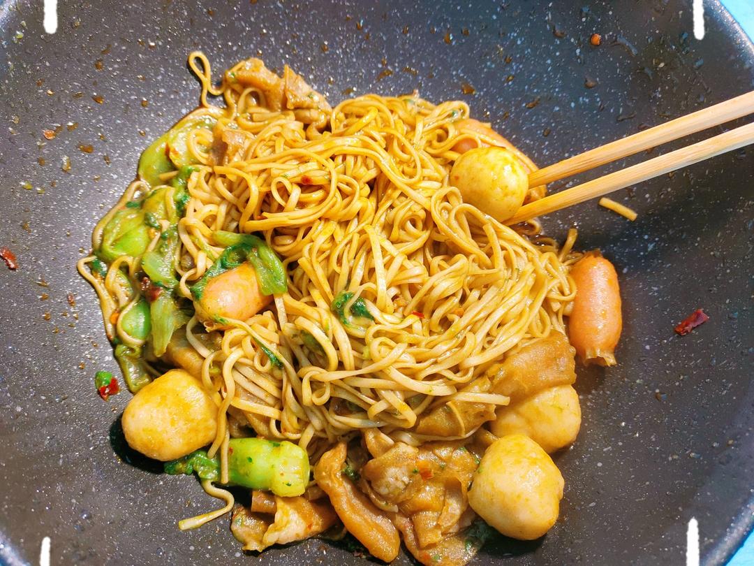 怎么吃都吃不腻的炒方便面～超级好吃！