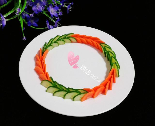 黄瓜胡萝卜版的【一条龙】盘饰的做法