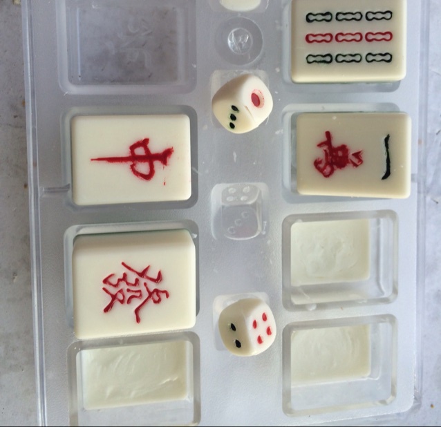 麻将巧克力描字方法