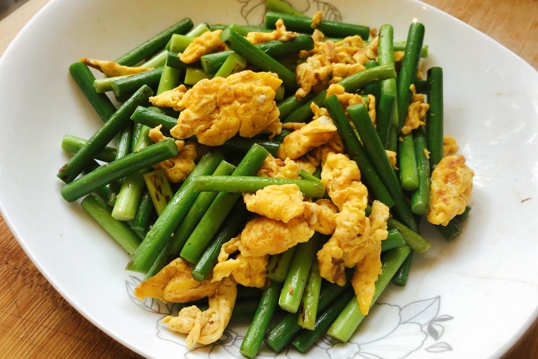 少油版椒盐蒜苔炒鸡蛋的做法