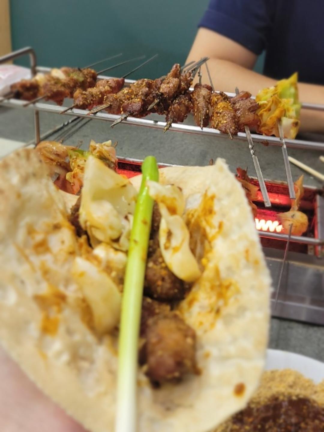 有街头味道的喷香烤肉串