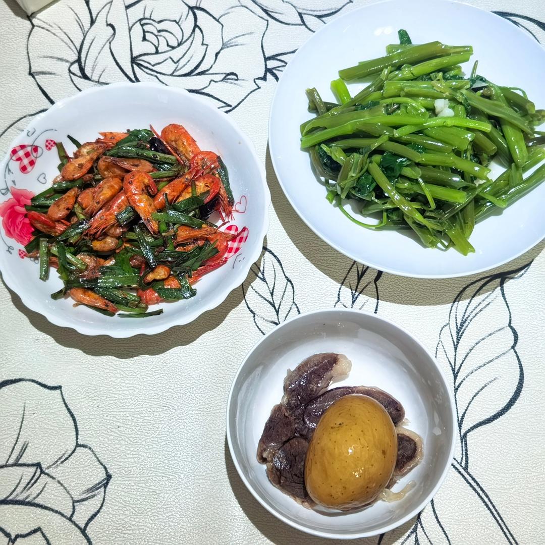 鸡蛋河虾炒韭菜➕蒜泥空心菜