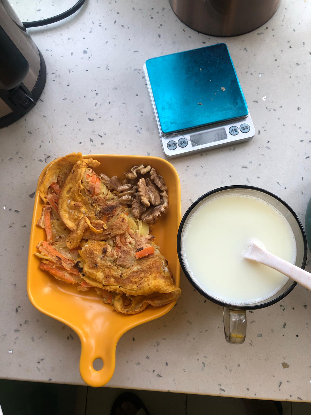 土豆丝鸡蛋饼+牛奶+纸皮核桃