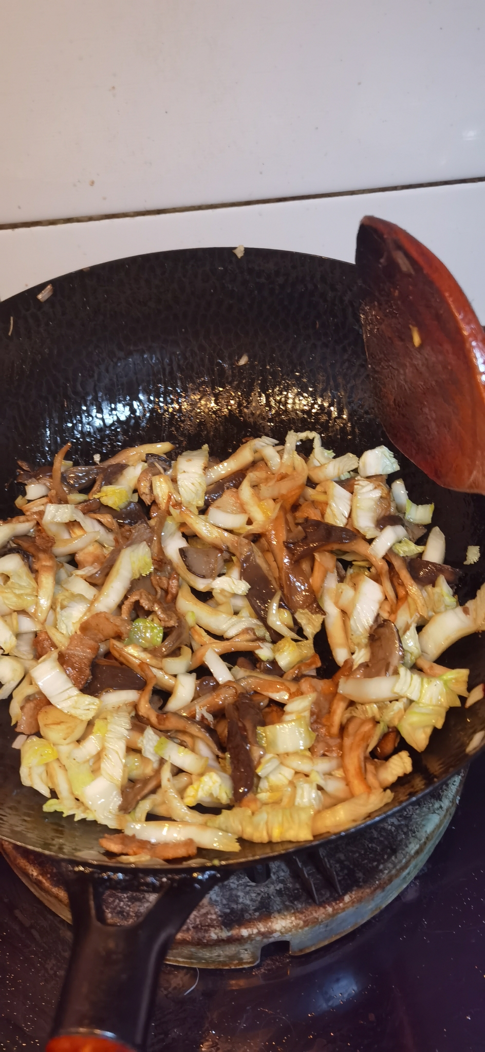 蘑菇炒白菜的做法 步骤5