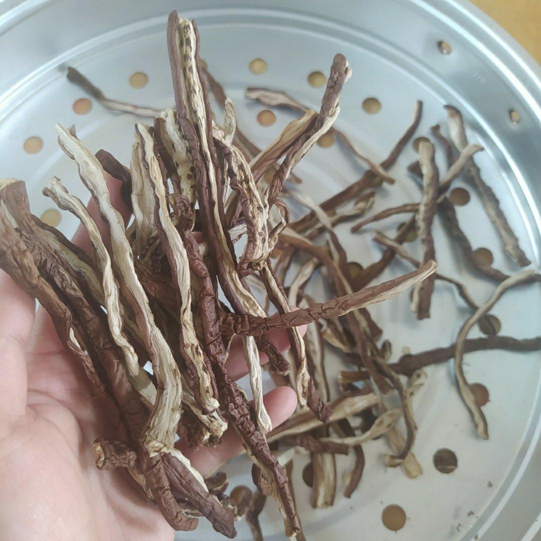 好美的🍆🍆，嫩嫩的不用去皮，1块多💴一斤，好便宜，买了十斤晒☀️个茄🍆子干，入秋🍁🍂后冬❄️日里，可以焖红烧肉