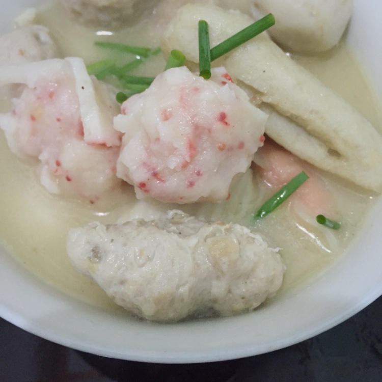海鲜菇丸子汤