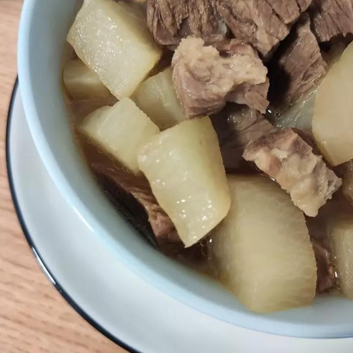 简单到只用一种调料的牛腩炖萝卜汤