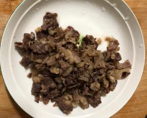 平菇尖椒炒牛肉的做法 步骤2