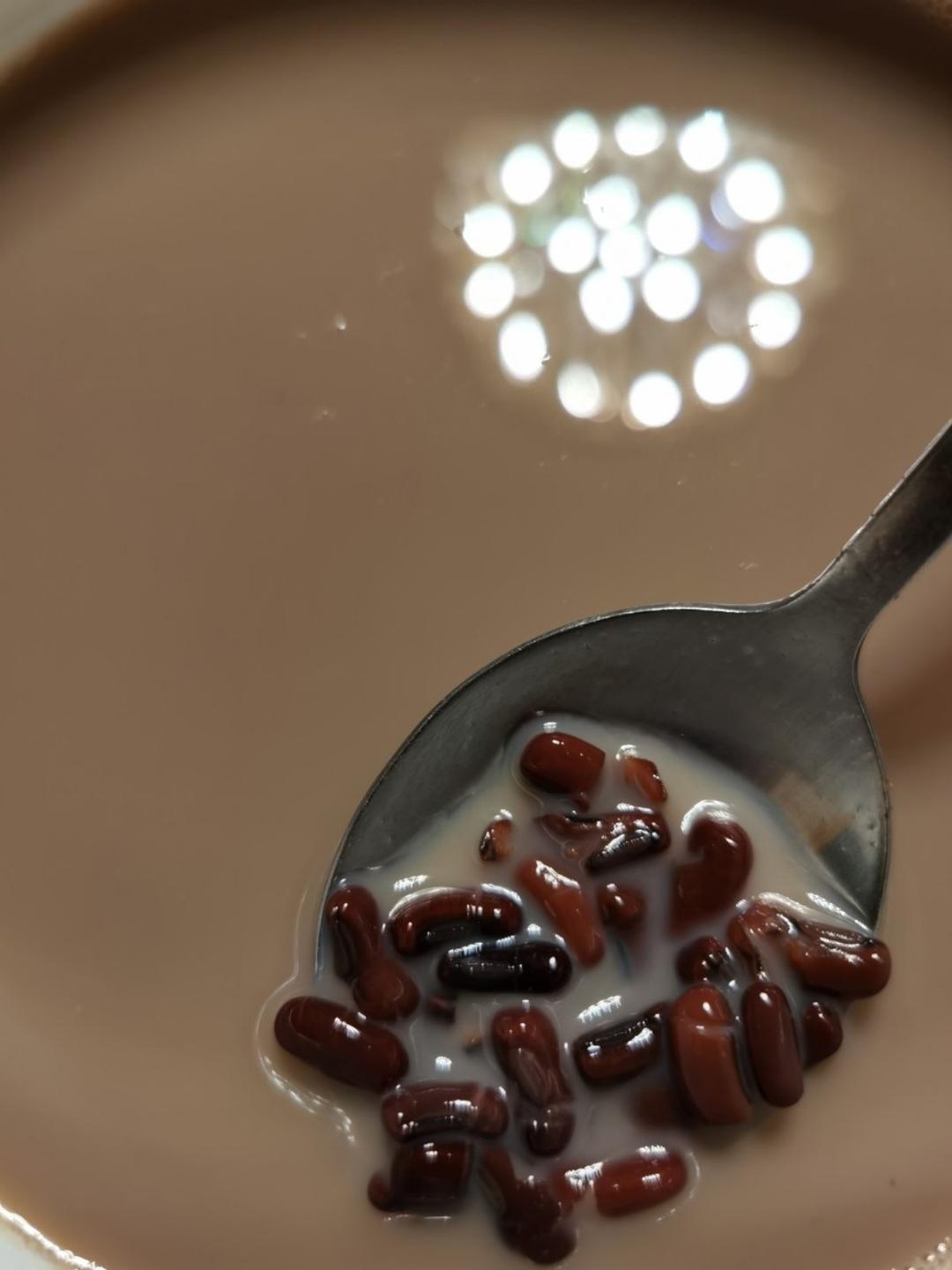 红枣红豆薏仁牛奶粥