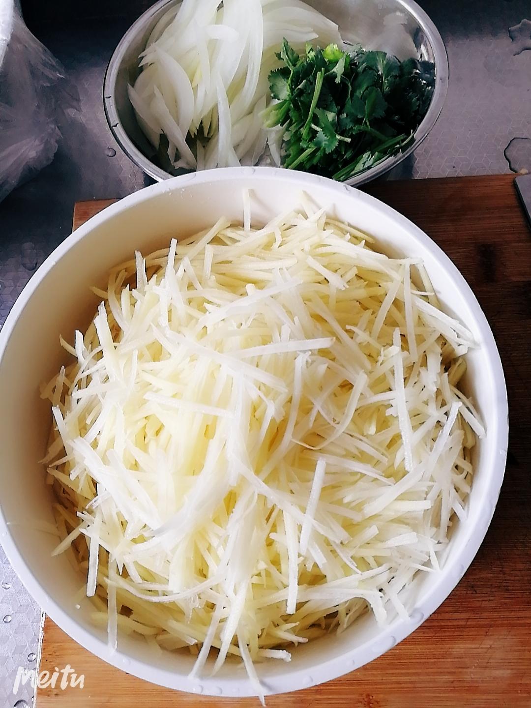 炸土豆丝拌洋葱香菜老虎菜