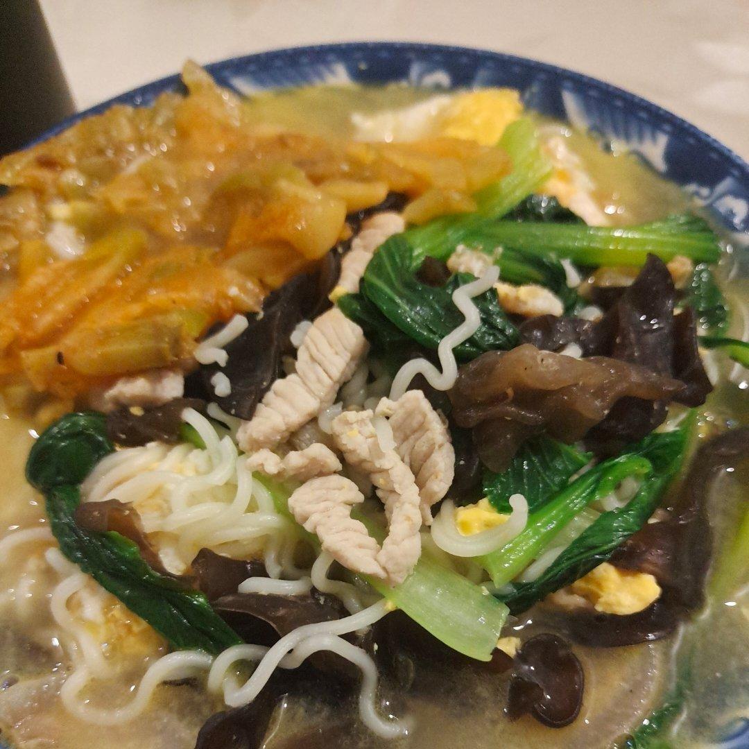 鲜掉眉毛的白汤肉丝面