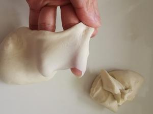 做了N次碱水面包，总结出最优制作方法，100%完美表皮的做法 步骤2