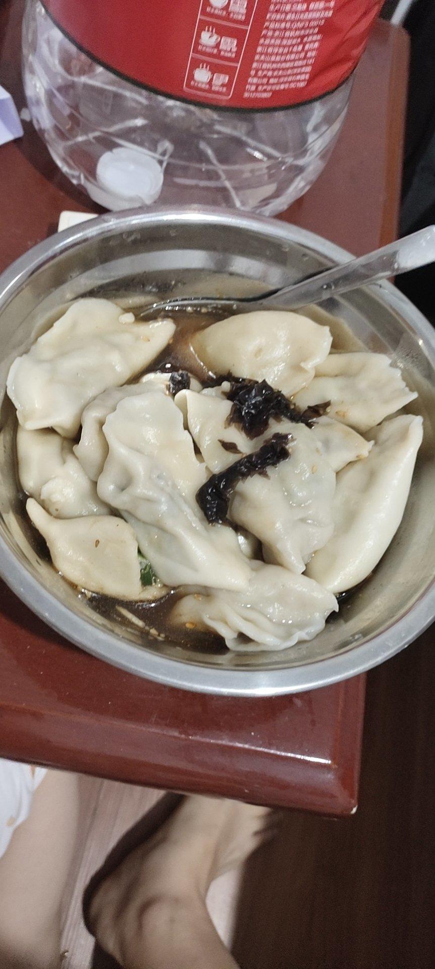 韭菜猪肉饺子(附擀皮和最简单的饺子包法)