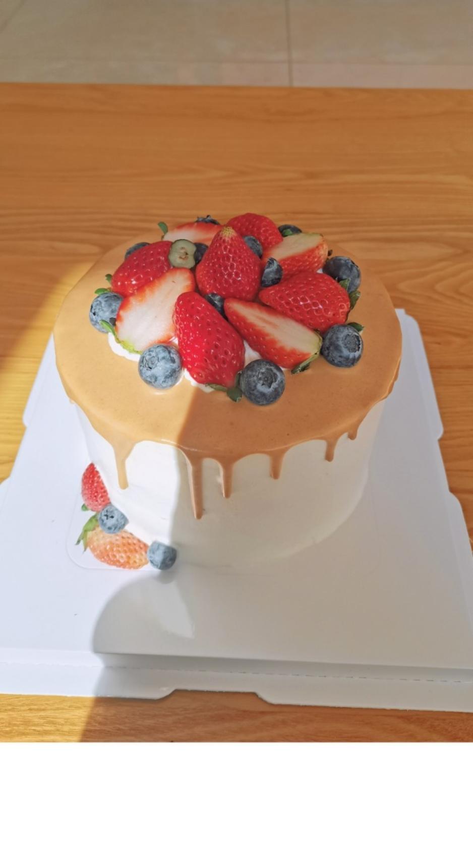 焦糖淋面生日蛋糕树莓蓝莓水果蛋糕