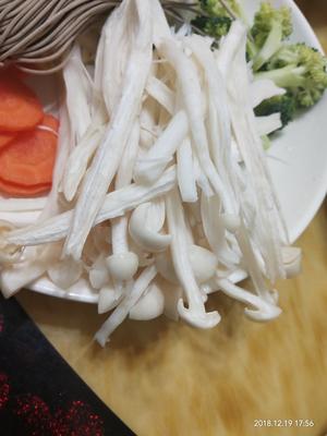 西蓝花胡萝卜海鲜菇荞麦面的做法 步骤4