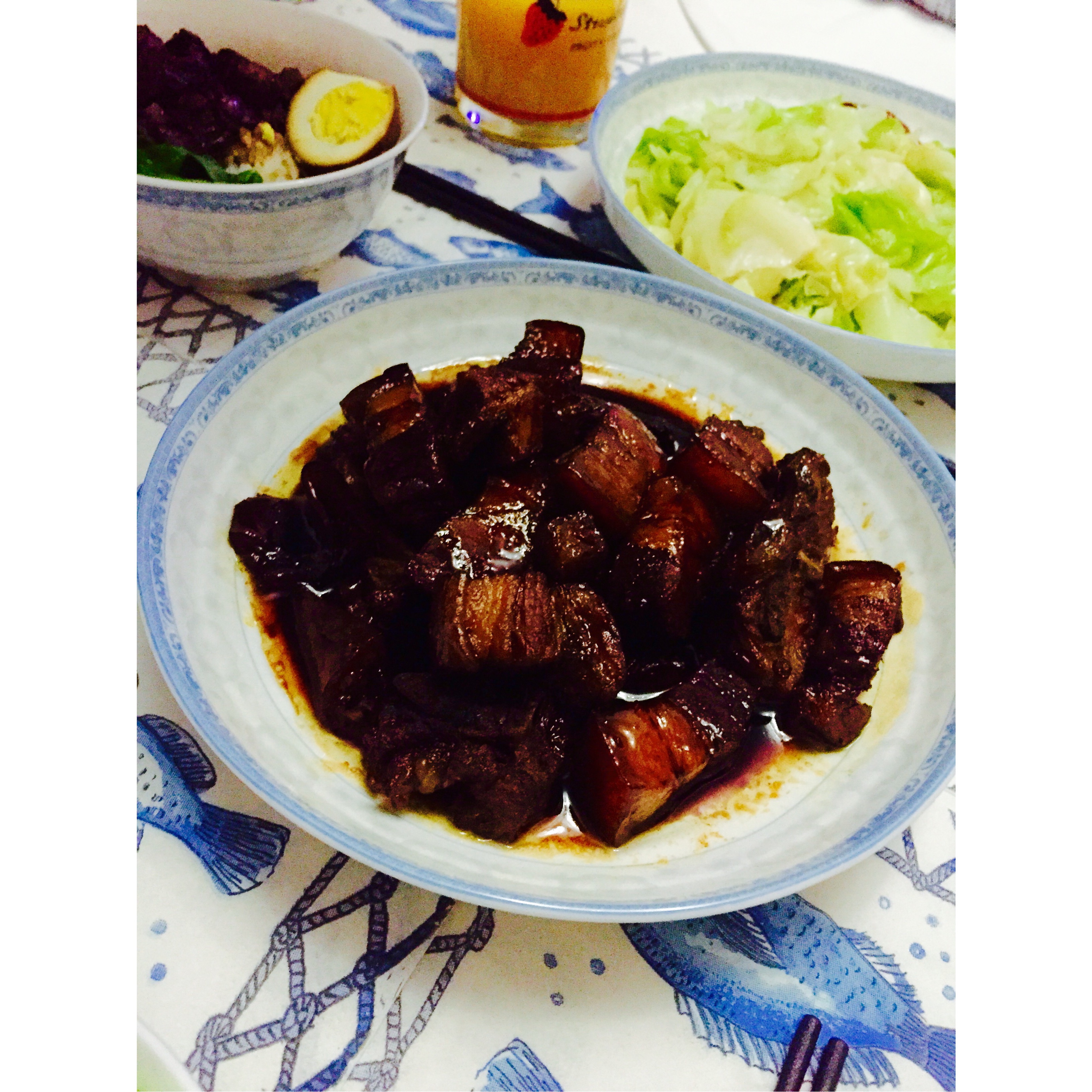 吃着碗里望着锅里的红烧肉
