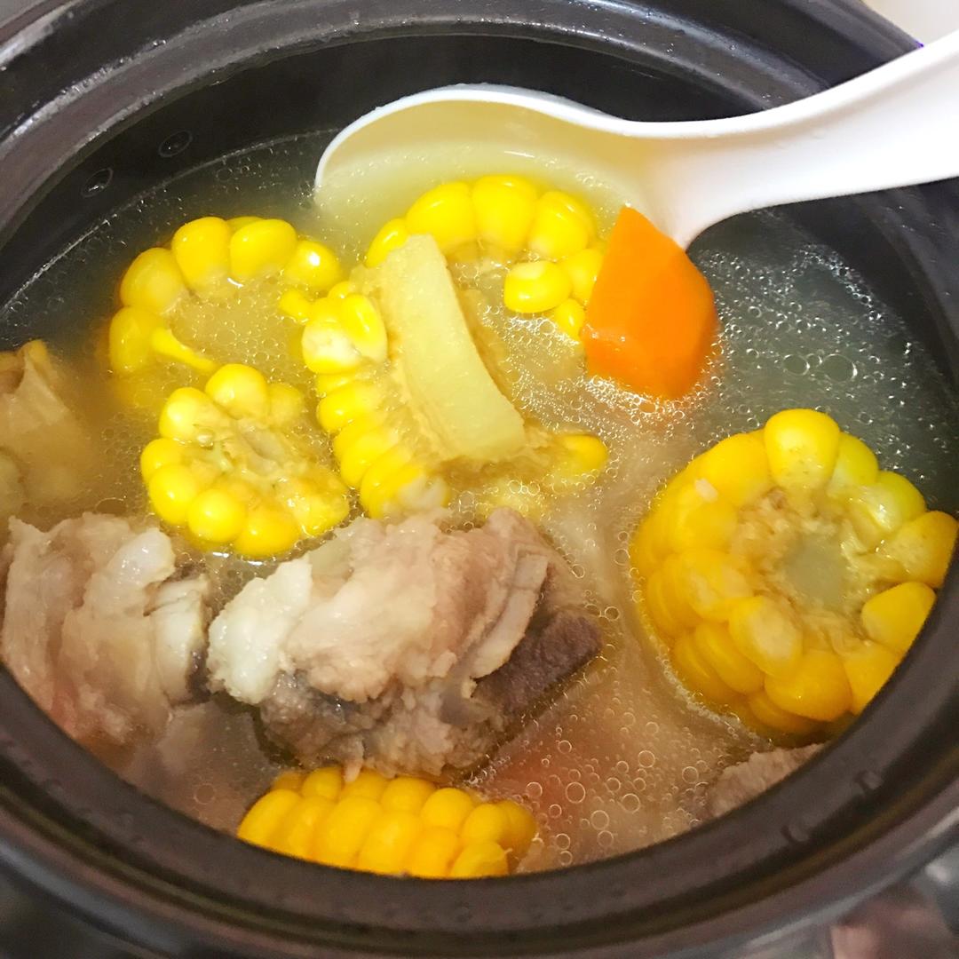 胡萝卜玉米大骨汤