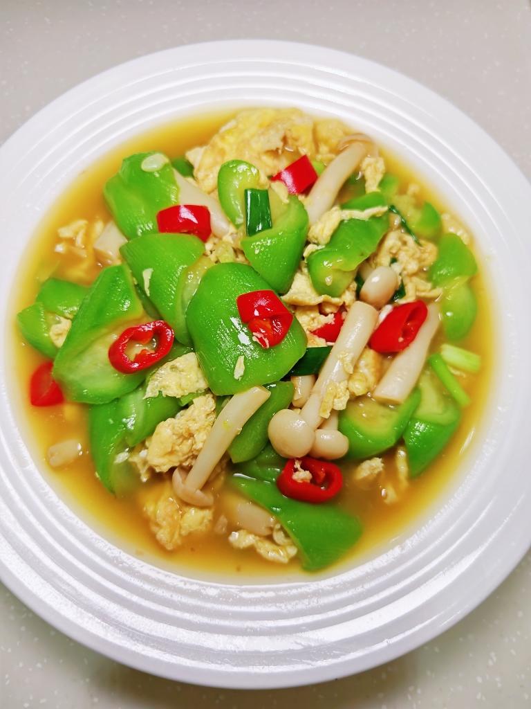 超鲜的快手家常菜丝瓜海鲜菇炒蛋✨
丝瓜清甜，海鲜菇脆嫩，鸡蛋蓬松。鲜而不腻，清淡爽口，简单又营养。