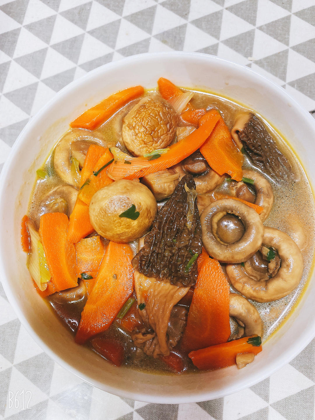 鲜掉眉毛口蘑汤