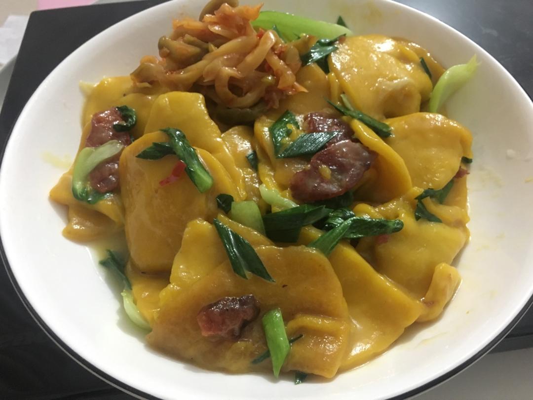 香肠炒黄元米果