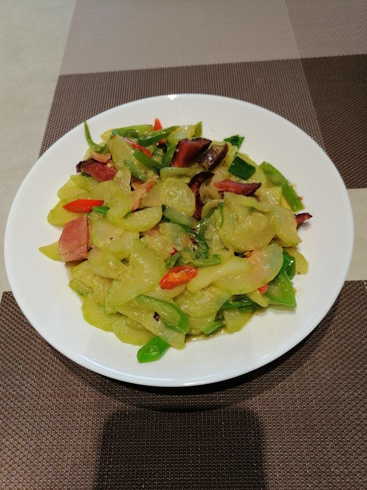 思溪的鱼做的腊肉炒黄瓜