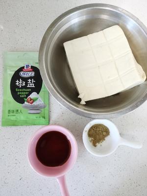 椒盐豆腐的做法 步骤1