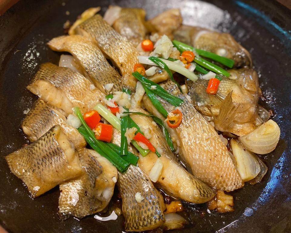 砂锅焗鲈鱼