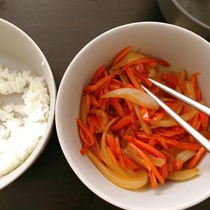 洋葱炒胡萝卜秒变洋葱番茄汤的做法 步骤1