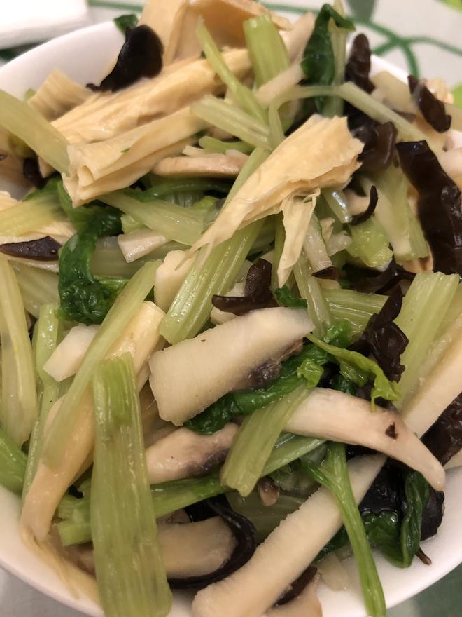 芹菜冬笋炒腐竹-有机素食的做法