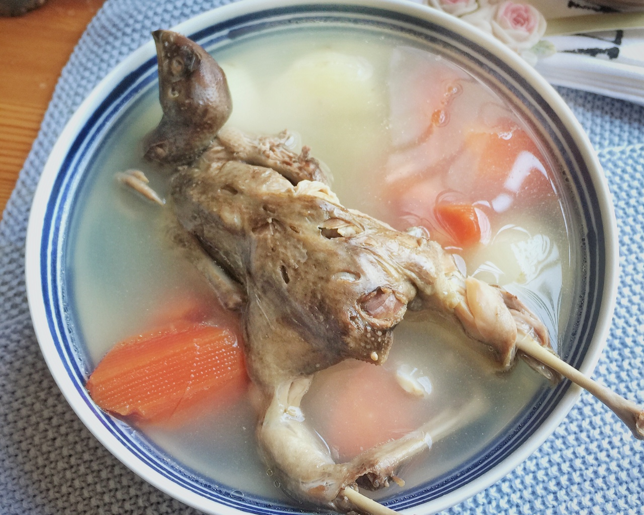 红萝卜马蹄鹌鹑汤的做法