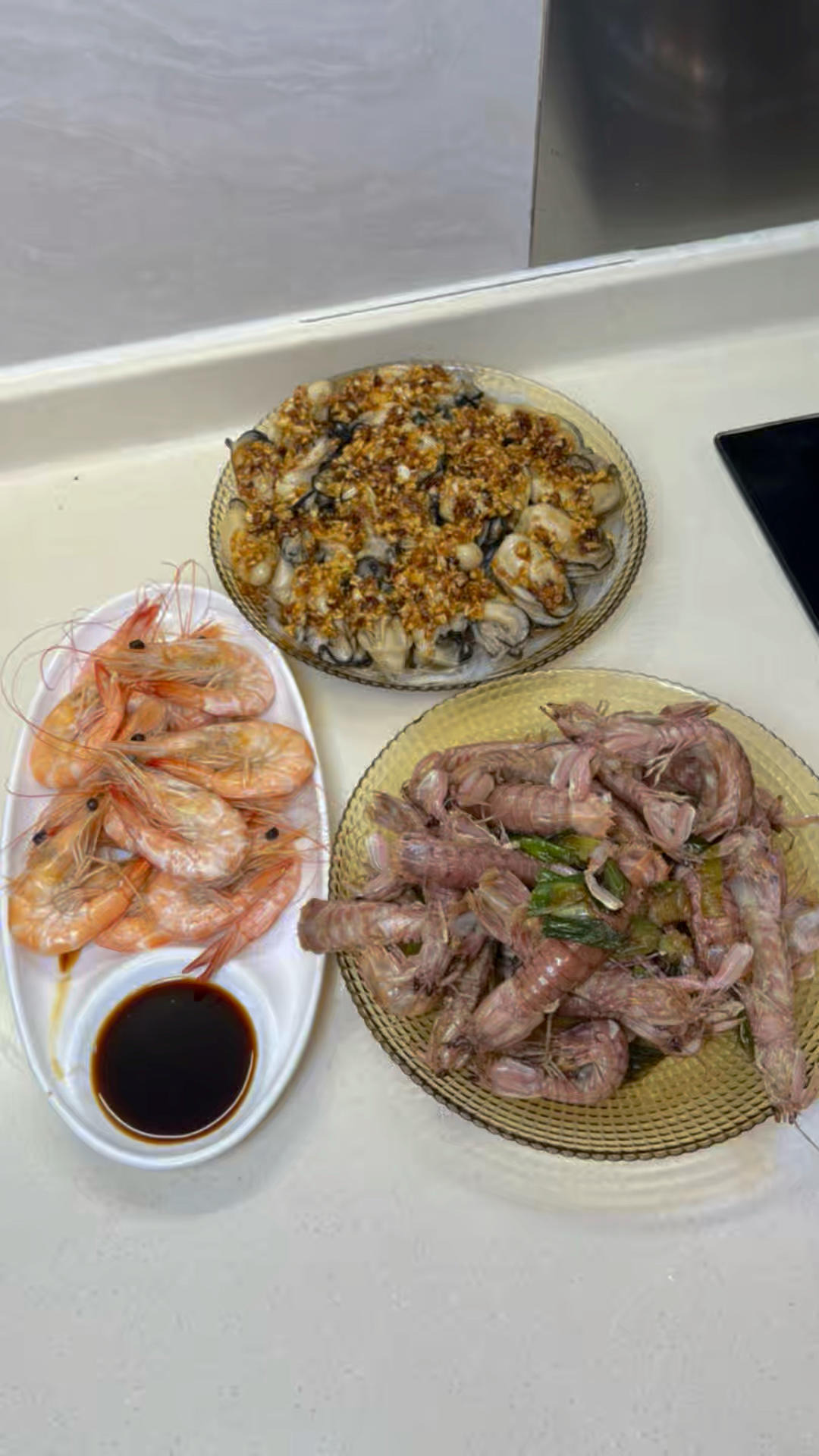 葱炒皮皮虾，蒜蓉生蚝