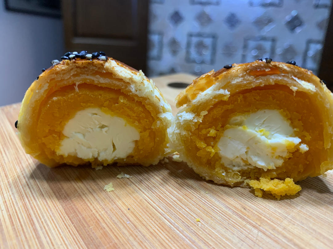 咸蛋黄奶酪酥 | 救命！蛋黄酥这搭配真是绝了！好吃到原地转圈！