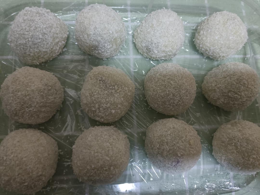 秒杀甜品店的椰蓉芋泥糯米糍