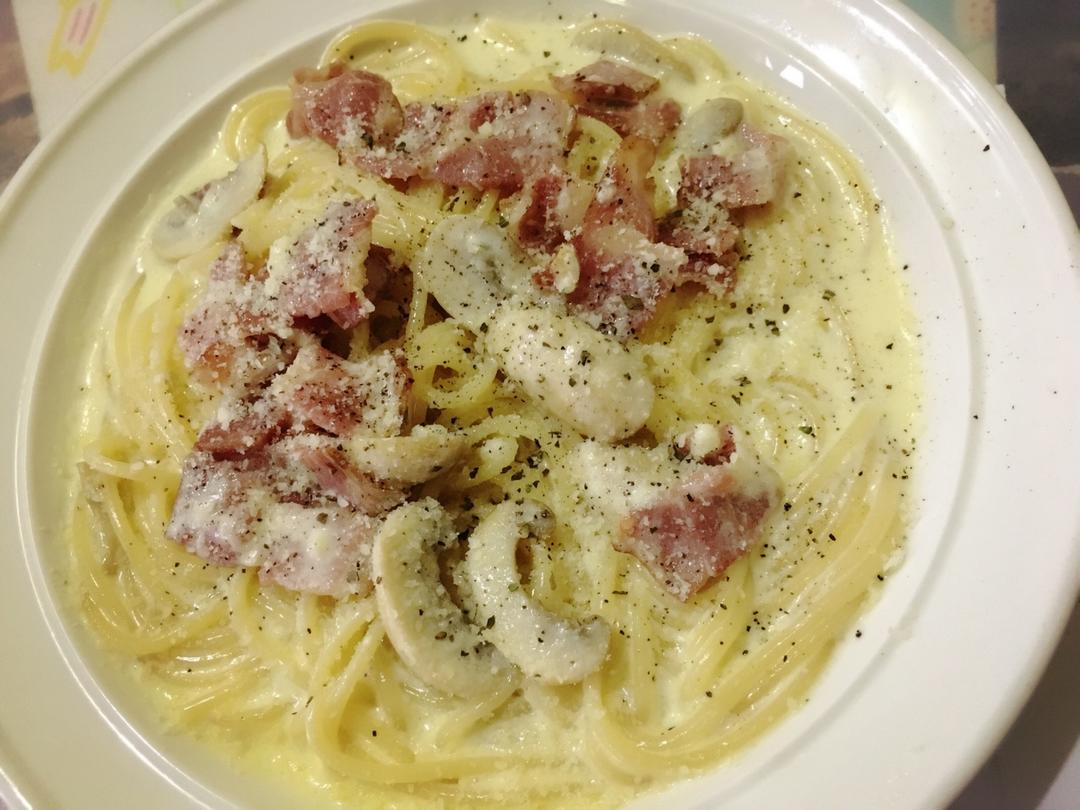 白蘑菇奶油培根意面