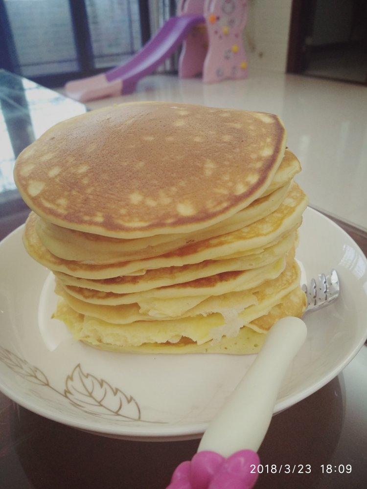 【酸奶松饼yogurt pancake】，搭上黑莓果酱和枫糖的美味。