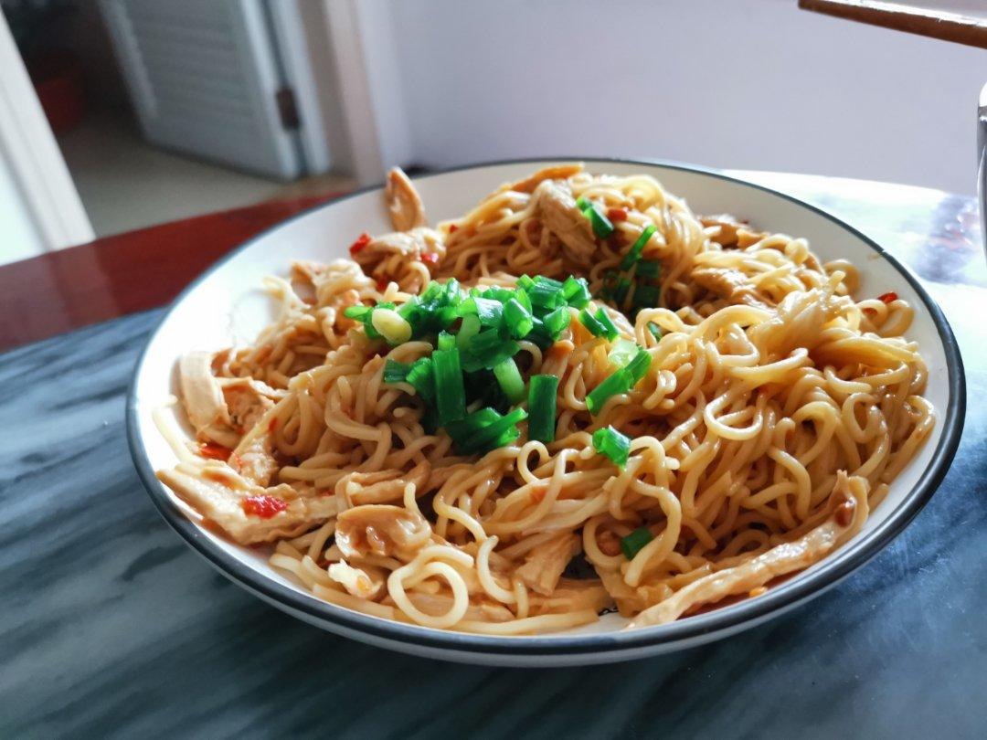 【鸡丝凉面】