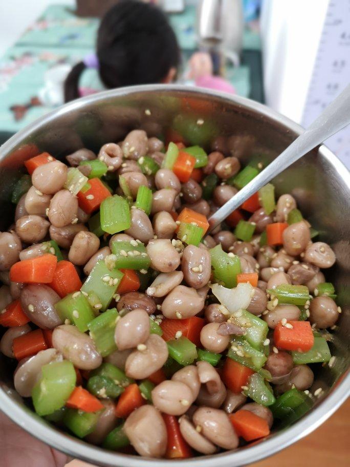 凉拌芹菜花生米胡萝卜