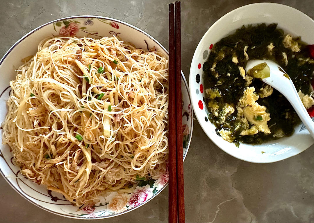 炒粉干配紫菜蛋花汤（童年记忆）