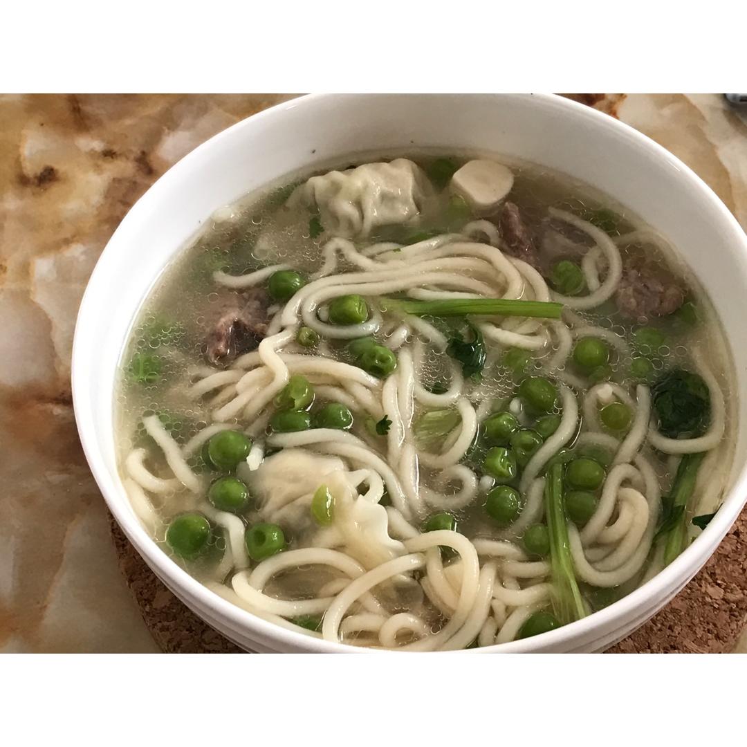 鲜美的蚝菇豌豆排骨面